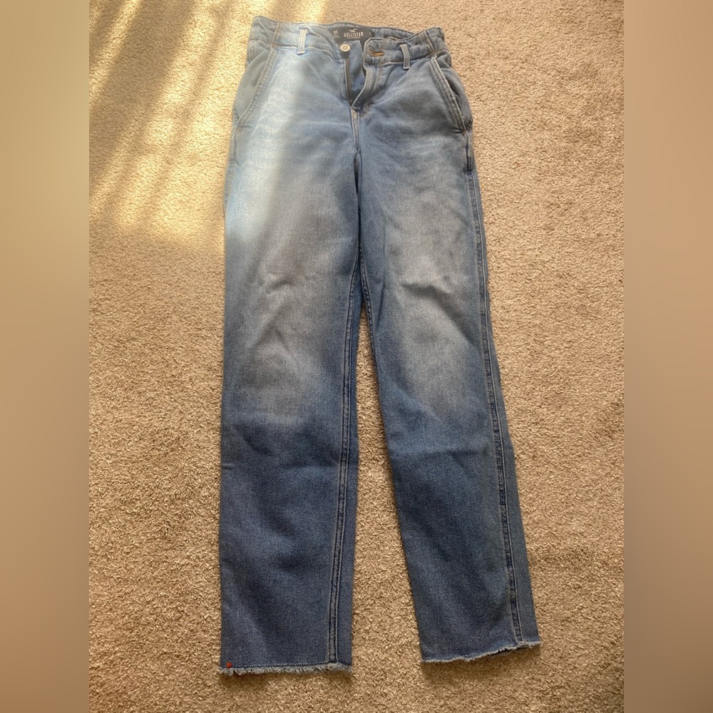Hollister high-waisted mom jeans #momjeans
